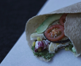 Halloumiwrap med aubergine och pesto