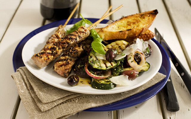 Lammspett med sallad på grillad zuccini och peccorino med basilikavinägrett.