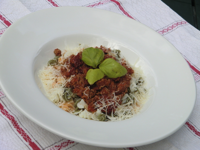 Smakrik lammfärssås med örtig tomatsås och soltorkade tomater