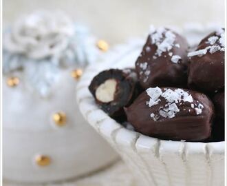 Chokladdoppade dadlar med hasselnötter och salt