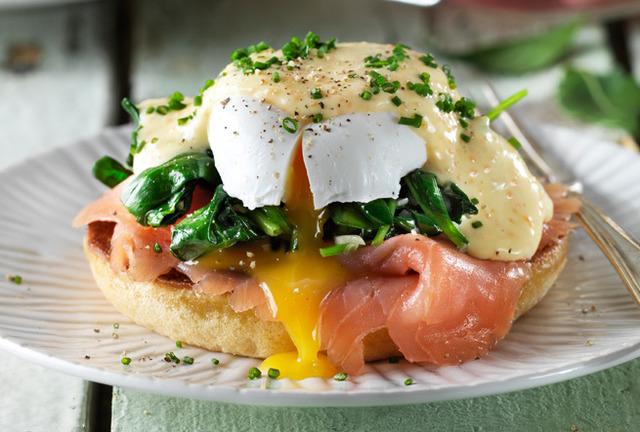 Ägg Florentine med romshollandaise på brioche