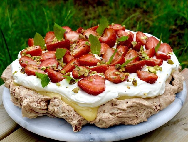 Chokladpavlova med lemoncurd och jordgubbar