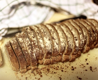 Att skålla bröd – samt recept på Saftig frölimpa med skållat råg- och vetekross