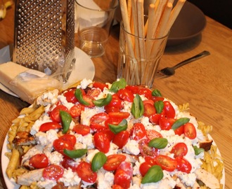 Pasta med hemmagjord tomatpesto toppad med kyckling och fetaost