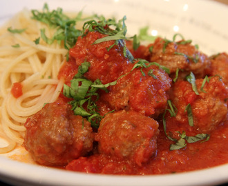 Frikadeller i tomatsås