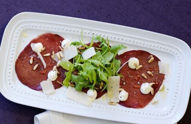 Bresaola med tryffelcrème, rucola och parmesan