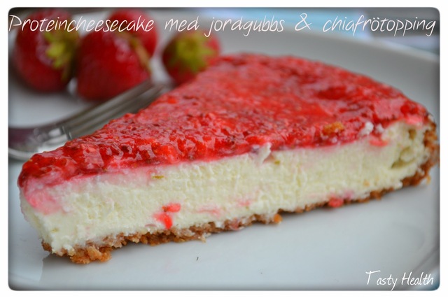 Nyttig proteincheesecake med jordgubb- och chiafrötopping