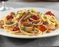 Barilla Glutenfri Spaghetti med karamelliserad rödlök och hela körsbärstomater, pinjekärnor och pecorino