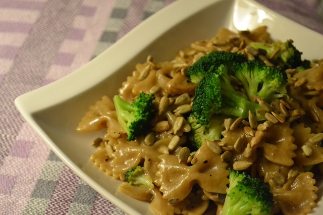 Veckans vegetariska: Pastasås med broccoli, vitlöksfrästa champinjoner och solroskärnor