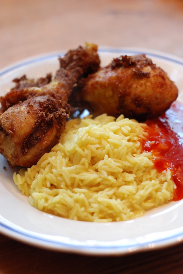 Friterad kyckling med ris och sweet chilisås