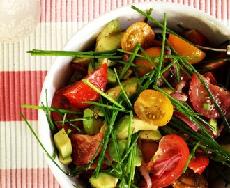 Tomatsallad med avocado och gräslök