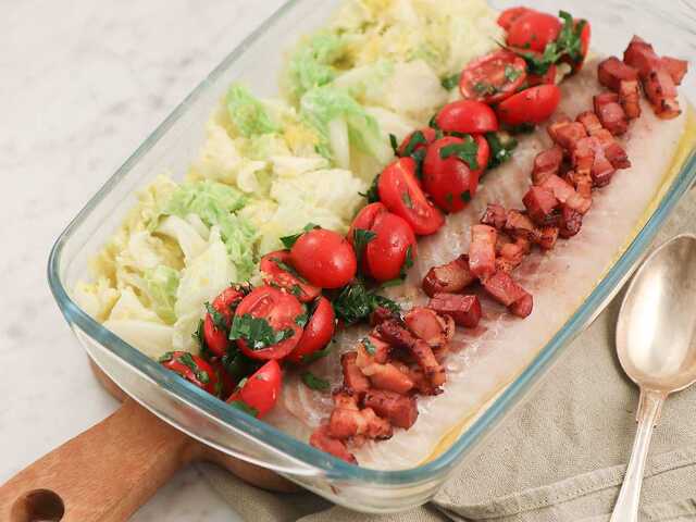 Sej med krämig savoykål, stekt sidfläsk och tomatsallad