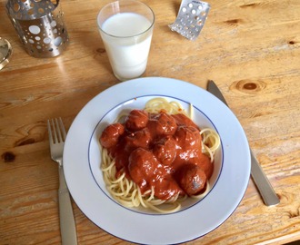 Spaghetti med köttbullar i tomatsås