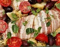Baconlindad oreganokyckling i ugnen med kronärtskocka, oliver och parmesan