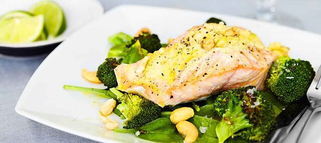 Lax med fruktig currysmak och limedressad broccoli  - Recept | Arla