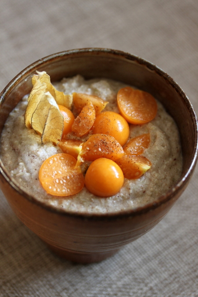 Bovetegröt med kanel, banan och physalis