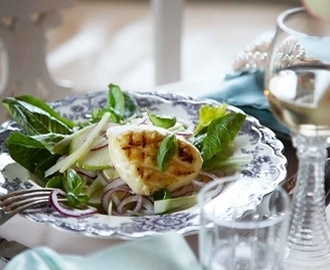 Grillad ost och löksallad med äpple