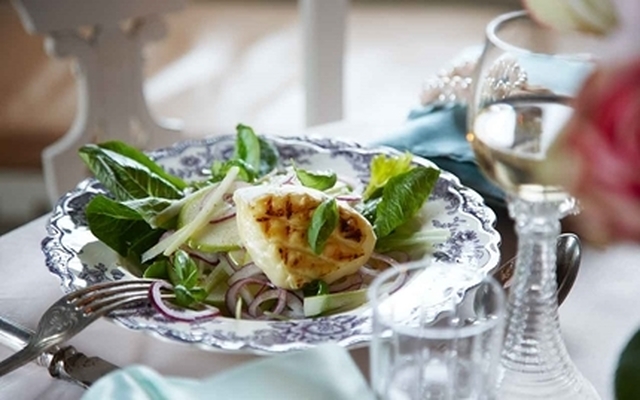 Grillad ost och löksallad med äpple