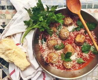 Bönbollar med tahini, solrosfrön och parmesan serverade i reducerad tomatsås