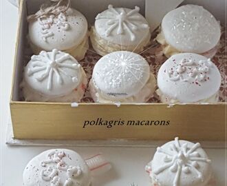 Vita och vintriga Macarons med smak av polkagris och vit choklad