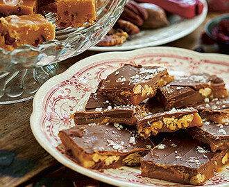 Gräddkola med rostade pekannötter och mjölkchoklad