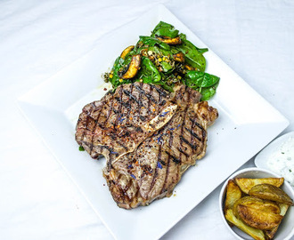 T-bone steak, rostad potatis, vitlöks/dragon dressing med rawsallad.