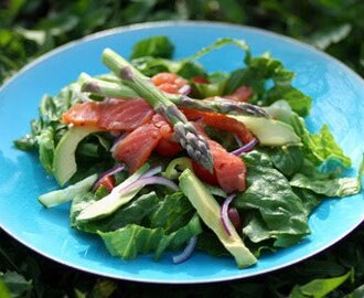 Sallad med rökt lax och avokado