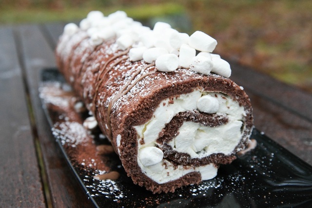 Höstens mysigaste rulltårta: Chokladrulltårta med marshmallowfyllning!
