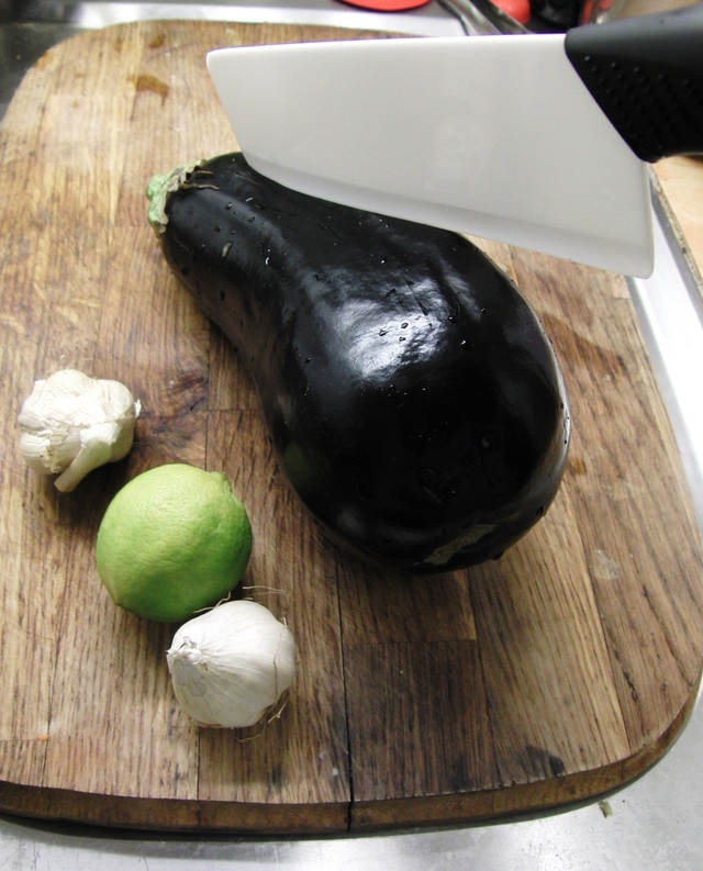 Ugnsbakad Aubergine med feta, persilja och vitlök.