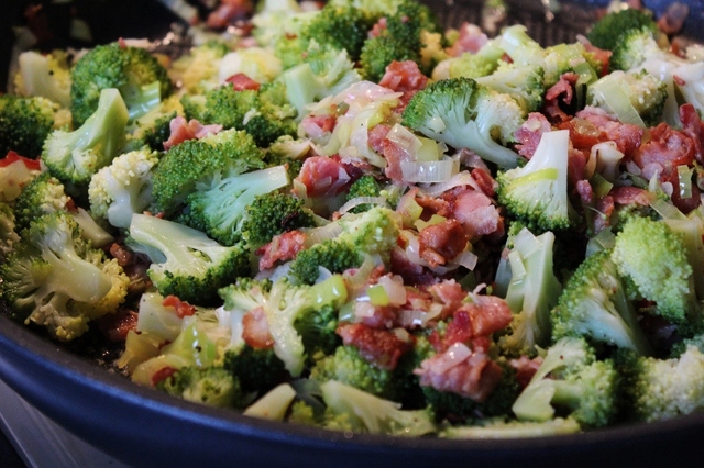 Krämig pastagratäng med broccoli, purjolök och bacon