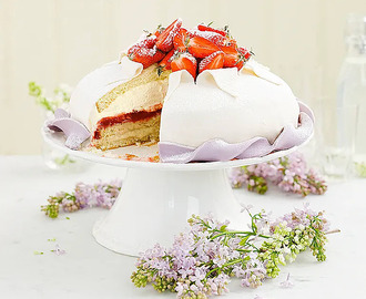 Vit prinsesstårta med rabarber och jordgubbar