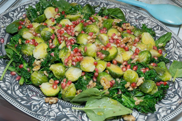 Kålsallad med granatäpple och valnötter