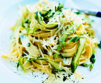 Pasta med vit och grön sparris