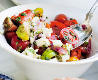 Chunky tomatsalsa med äpple och basilika