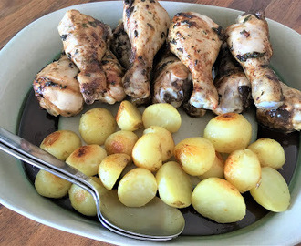 Ugnsstekta kycklingben med rostade potatishalvor