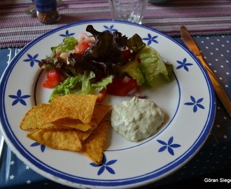 Räksallad med avokadodip och tortillachips