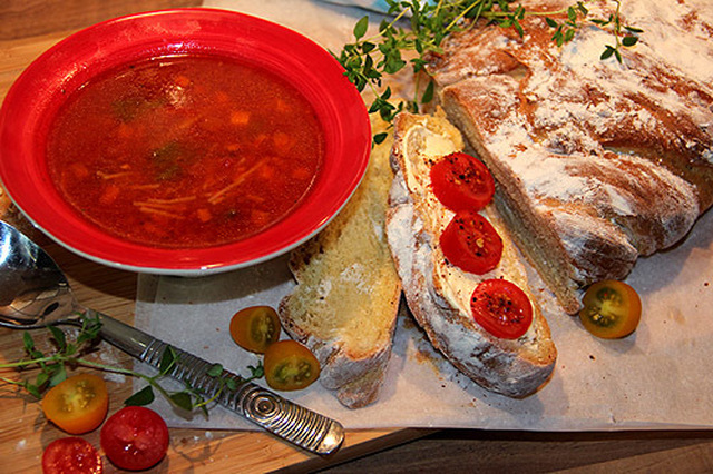 Tomatsoppa med pasta och nybakat bröd