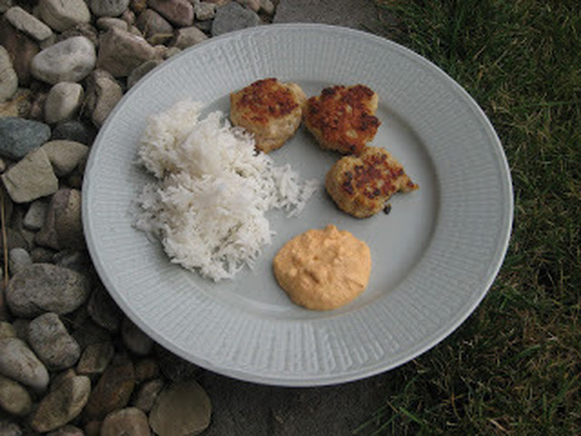 Kycklingköttbullar med sambal olek och vitlök