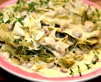 Färsk papardelle med grönmögelostsås och champinjoner