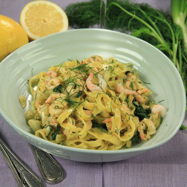 Pasta med räkor, fänkål, citron, vitt vin och dill