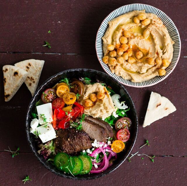 Souvlaki med grönsallad, hummus, grillad paprika, fetaost & pitachips