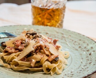 Pasta med ost- och baconsås