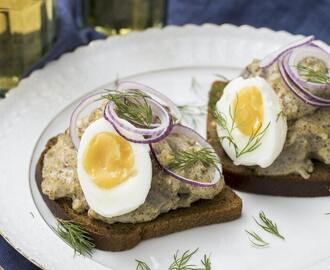 Äggmacka med krämig senapssill