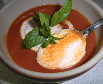 Sommarlunch med krämig tomatsoppa à la Mutti och varma ostmackor