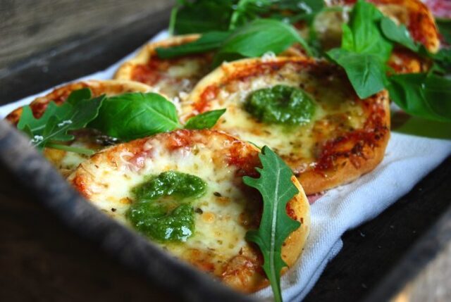 Pizzettas med tomatsås, salami, mozzarella, Västerbottensost & pesto | Catarina Königs matblogg