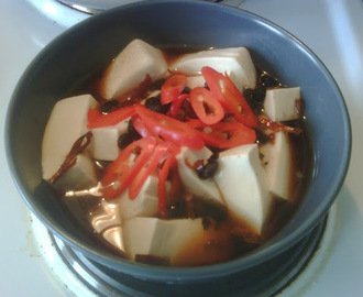 Ångkokt doufu med chili och svarta bönor