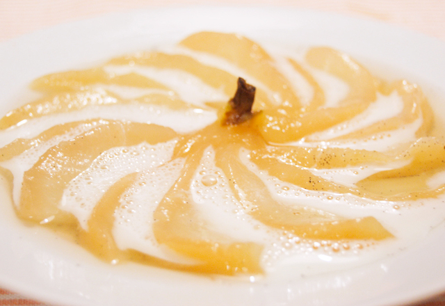 Vaniljkokta päron med rosen och yoghurtskum