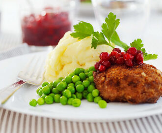 Wallenbergare med potatispuré och rårörda lingon