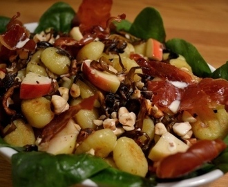 Drömgod snabbmat: Varm gnocchisallad med svamp, äpple, hasselnötter, timjan och skinkchips