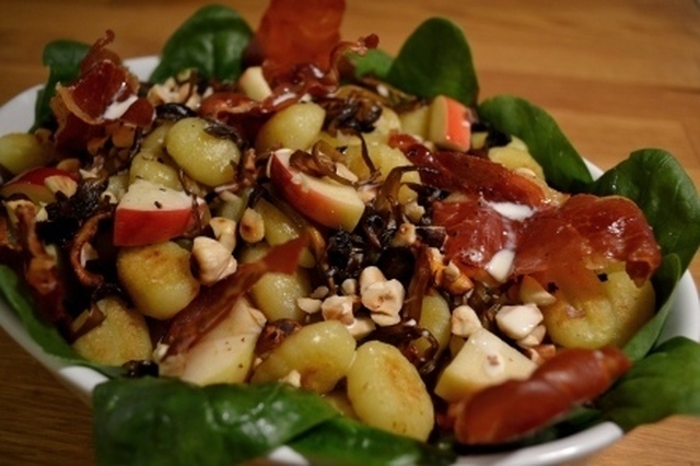 Drömgod snabbmat: Varm gnocchisallad med svamp, äpple, hasselnötter, timjan och skinkchips